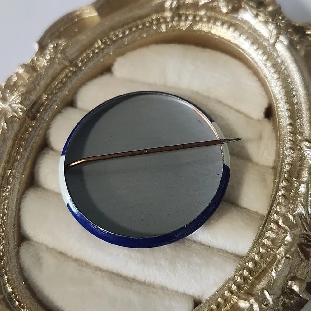 Vintage Blue and White $3000 WGIL Button